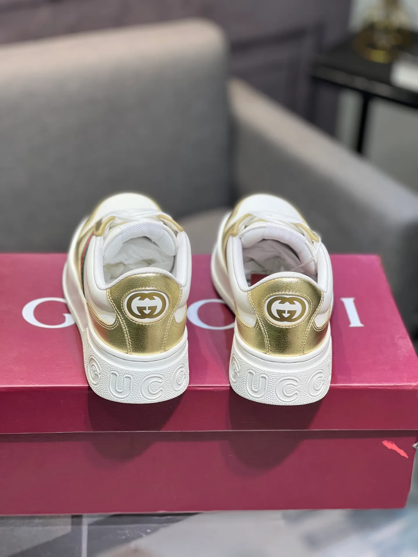 Men's men's shoes💰640 Gucci counter's latest couple's biscuit shoes‼ ️ 👑Purchasing agent level Gucci’s latest IP lightweight thick-soled white shoes can be put on your feet in seconds**4CM! ! Simple, easy to match and full of retro charm ~ the latest anti-counterfeiting cloth label on the tongue. And with electronic chip anti-counterfeiting.   The upper is made of imported environmentally friendly water-dyed calfskin, with a +1:1 fly-woven mesh surface to absorb sweat and an inner lining! Fly-knitted leather molded latex insole. Original IP lightweight outsole, one-piece injection molding, super comfortable and elastic, size: female 35−40 (female 41 customized)